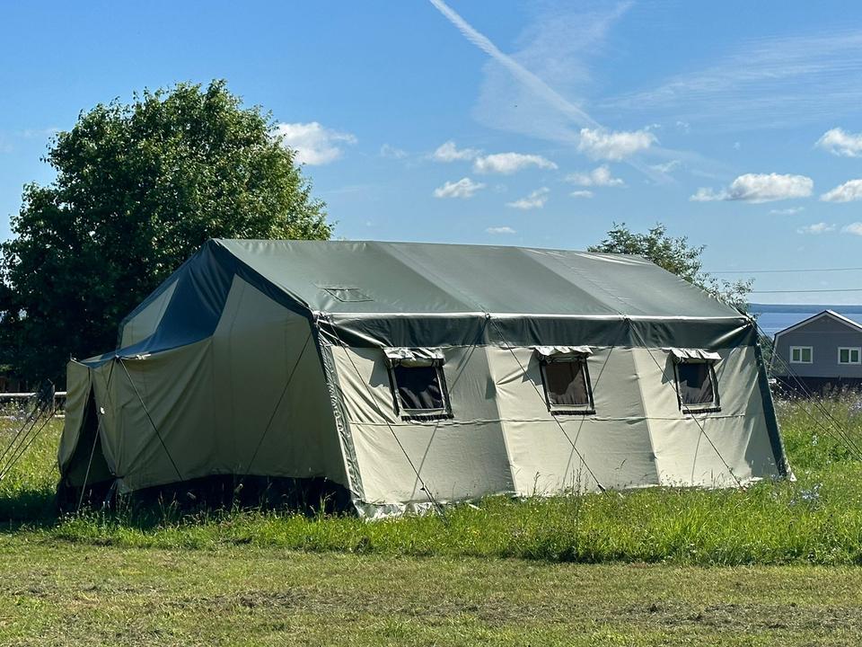 Каркасная армейская палатка у загородного объекта